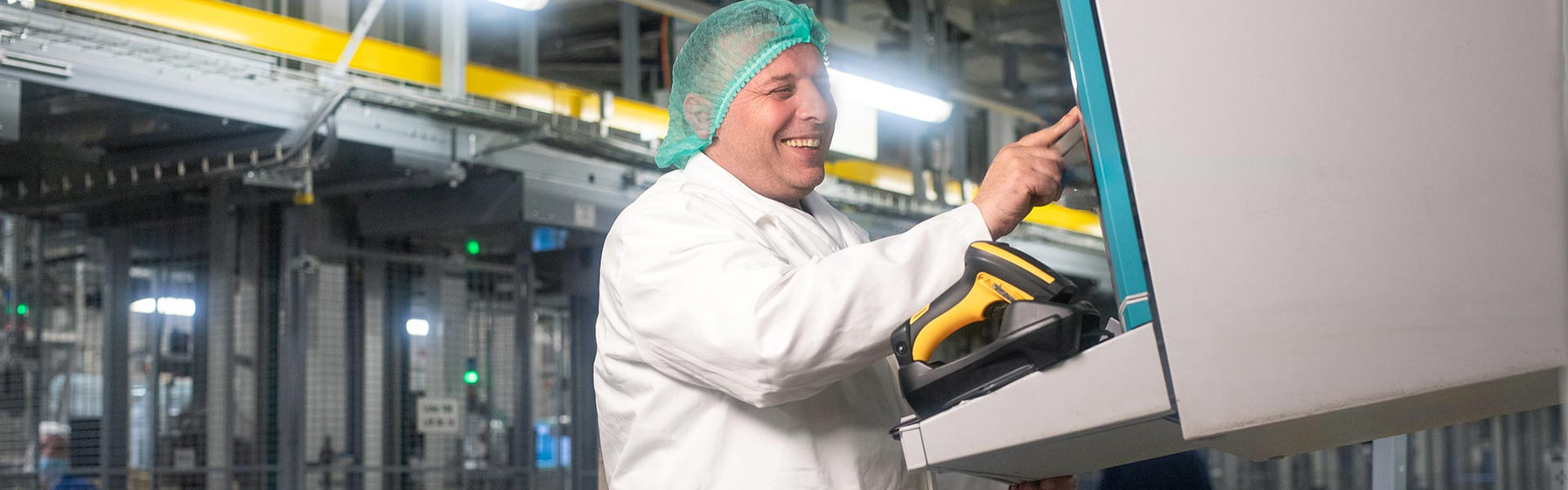 Mitarbeiter am PC in der Produktion